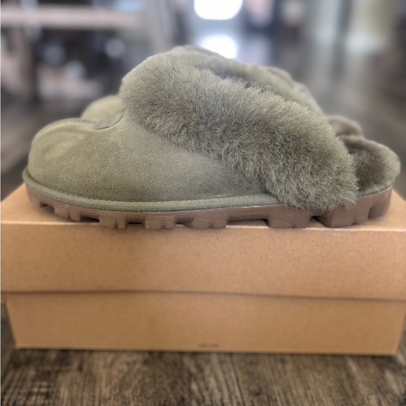 New UGG Women's Burnt Olive Shearling Clogs - Picture 4 of 7